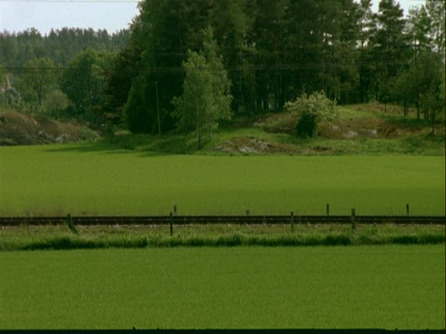 586898014 / Passenger Train / Railway Track / Sweden