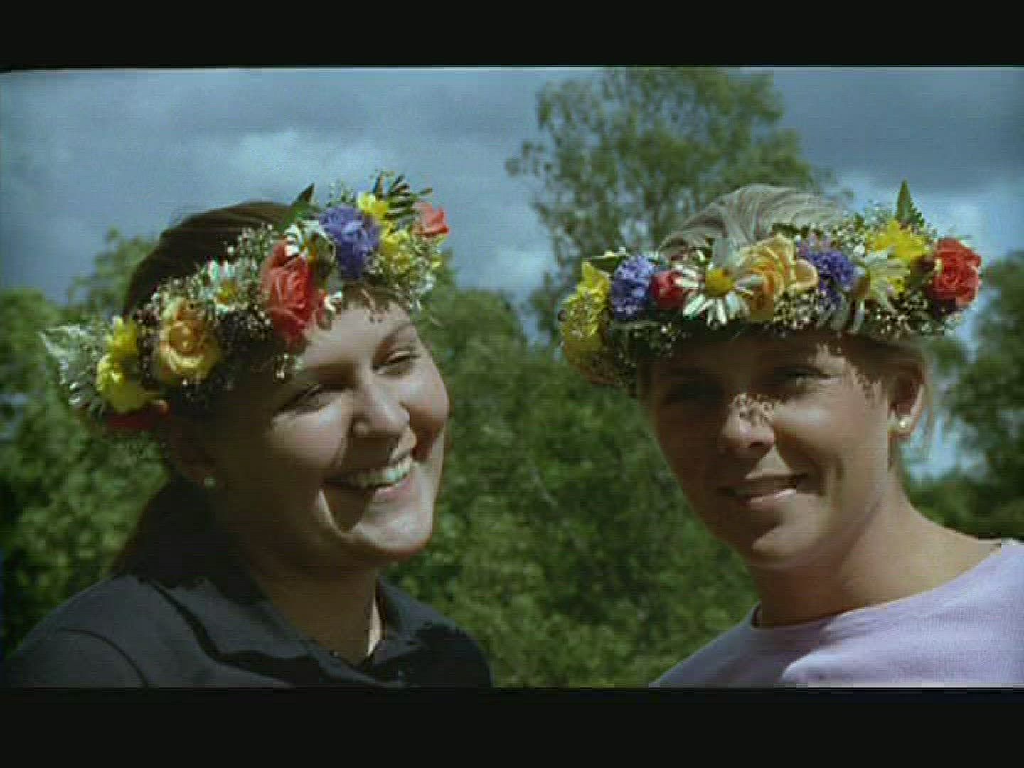 284203786 / Woman / Girdle of Flowers / Sweden