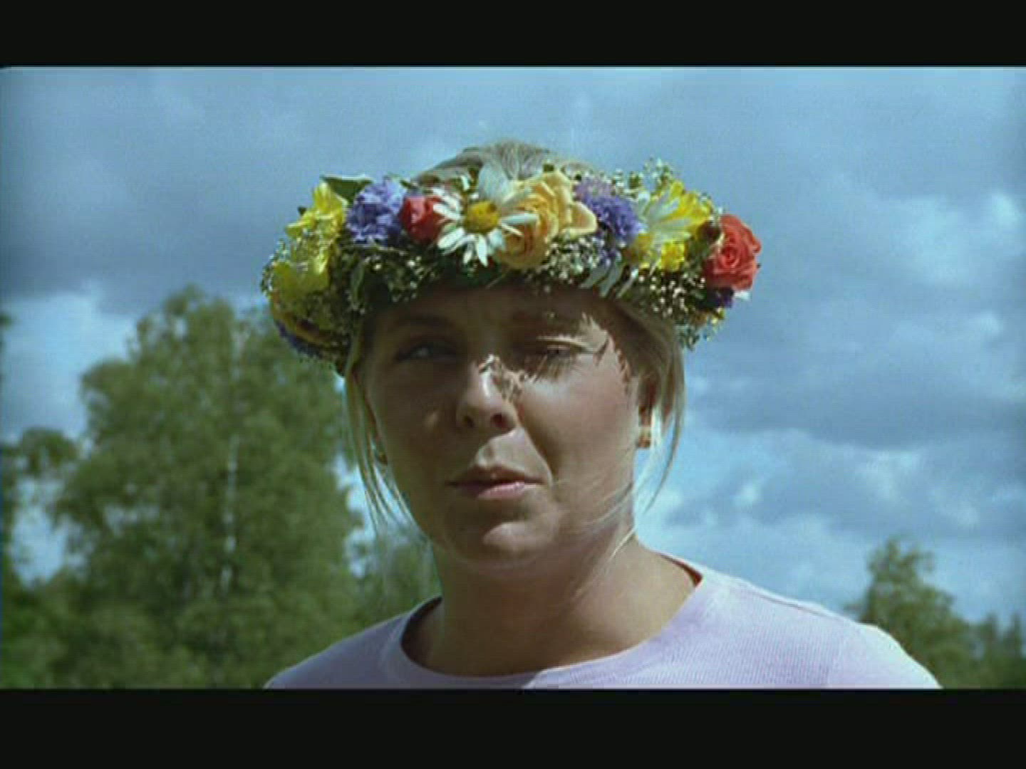 120780380 / Woman / Girdle of Flowers / Sweden