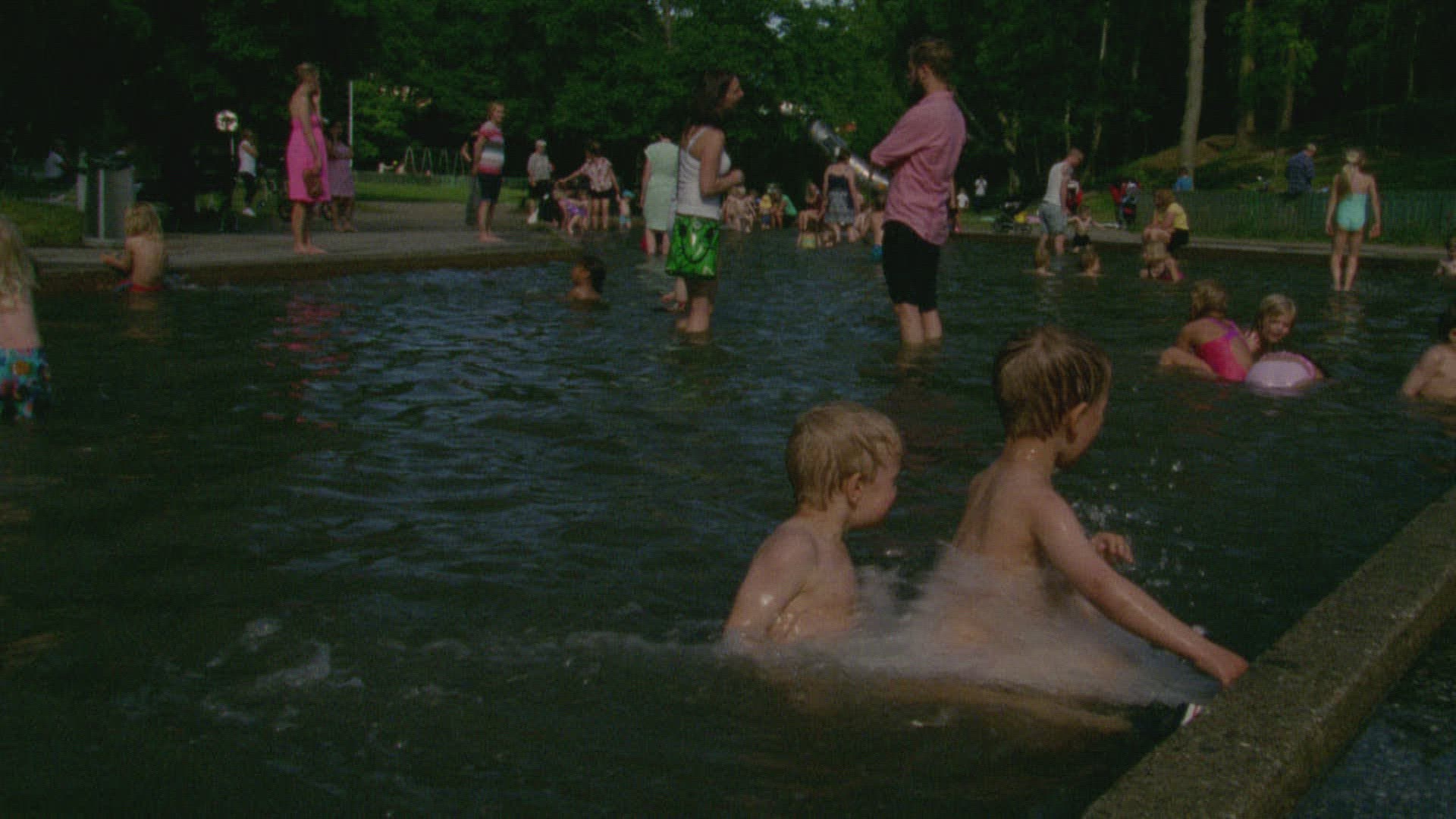 862309399 / Child / Public Swimming Pool / Sweden