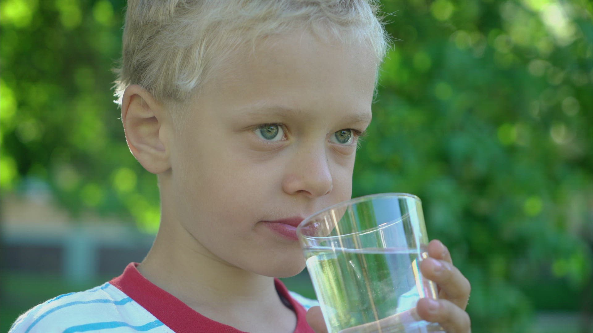 926458492 / Boy / Drinking