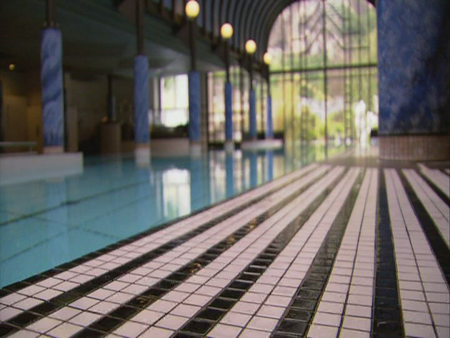 150934899 / Woman / Public Swimming Pool / Switzerland
