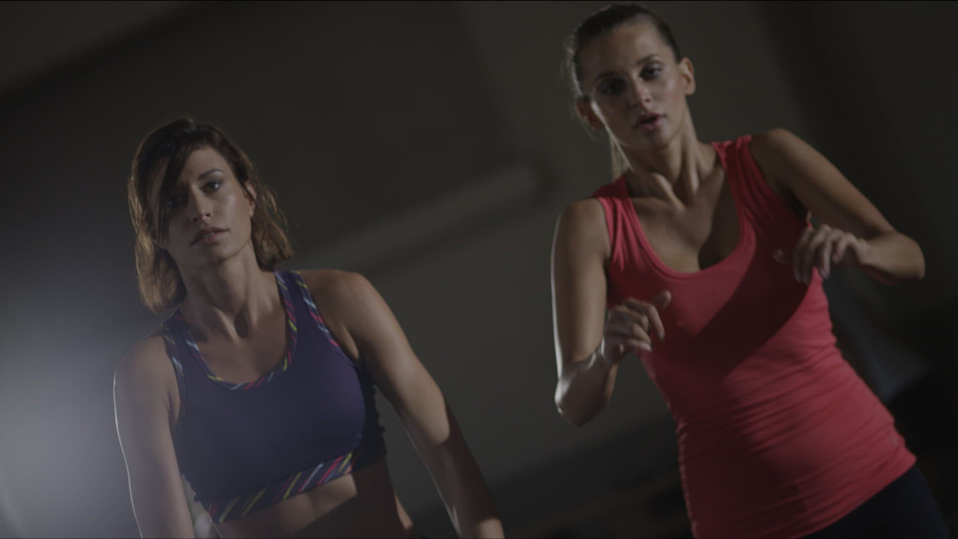 882355390 / Woman / Circuit Training / Fitness Gym