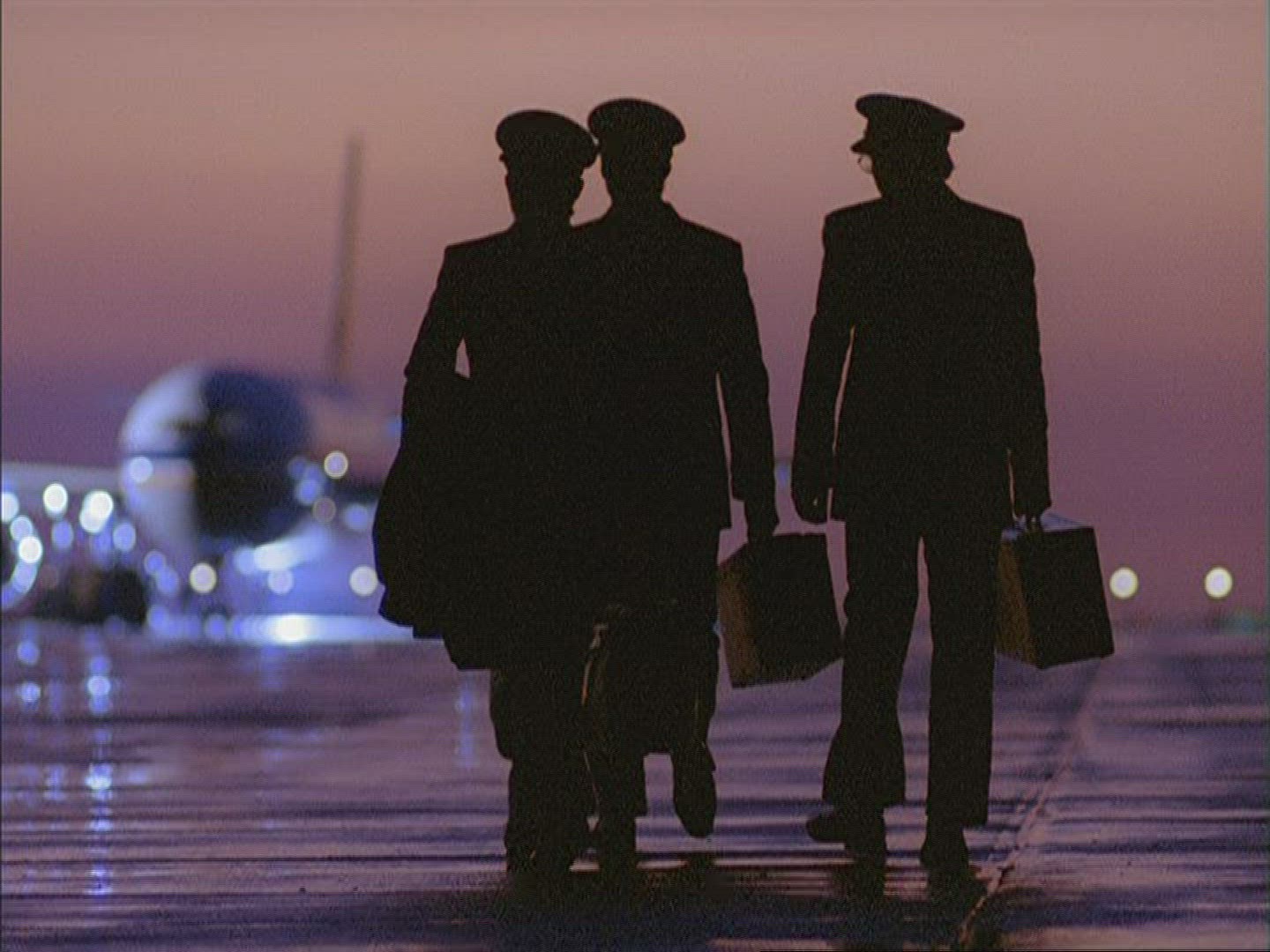235408412 / Pilot / Walking / Silhouette / Airport