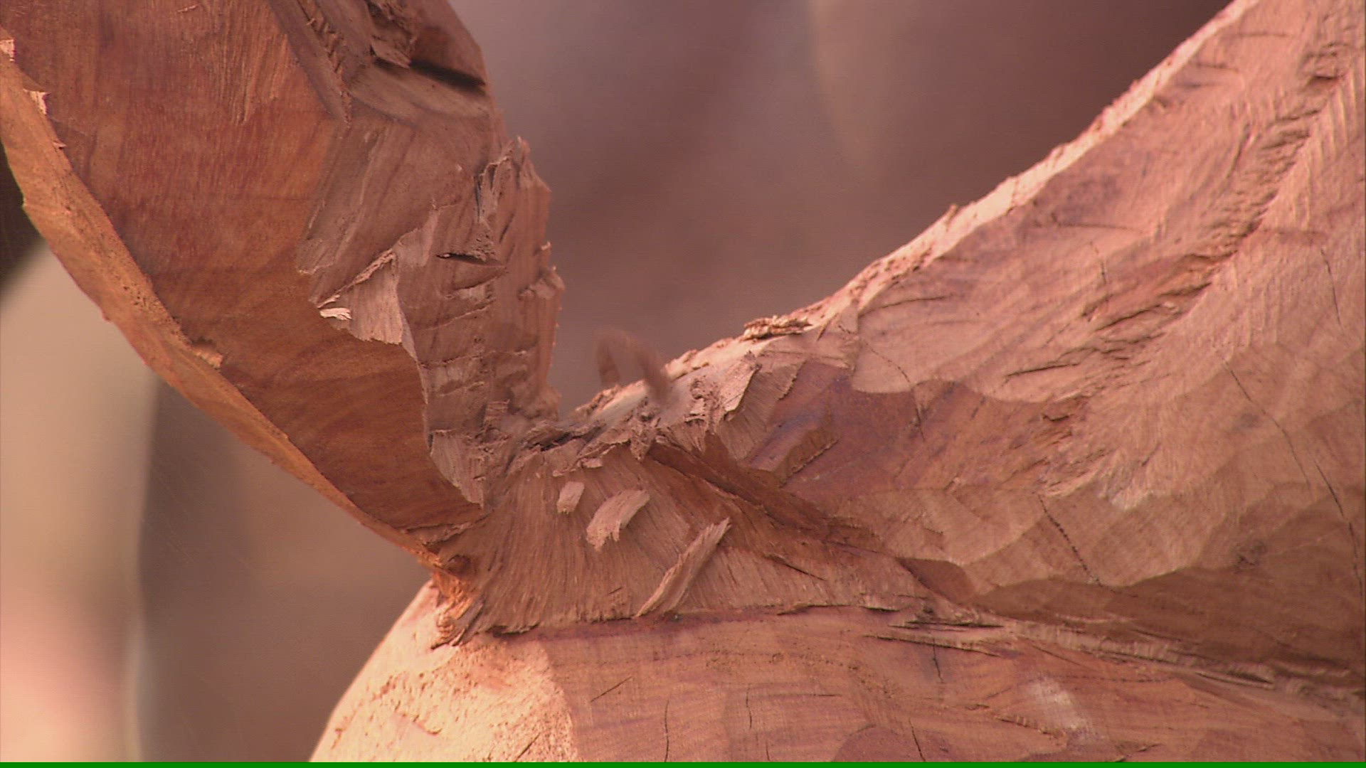 494779633 / Man / Chiselling / Wooden Sculpture / Zambia