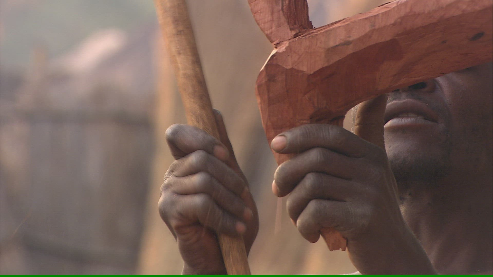 382875710 / Man / Chiselling / Wooden Sculpture / Zambia