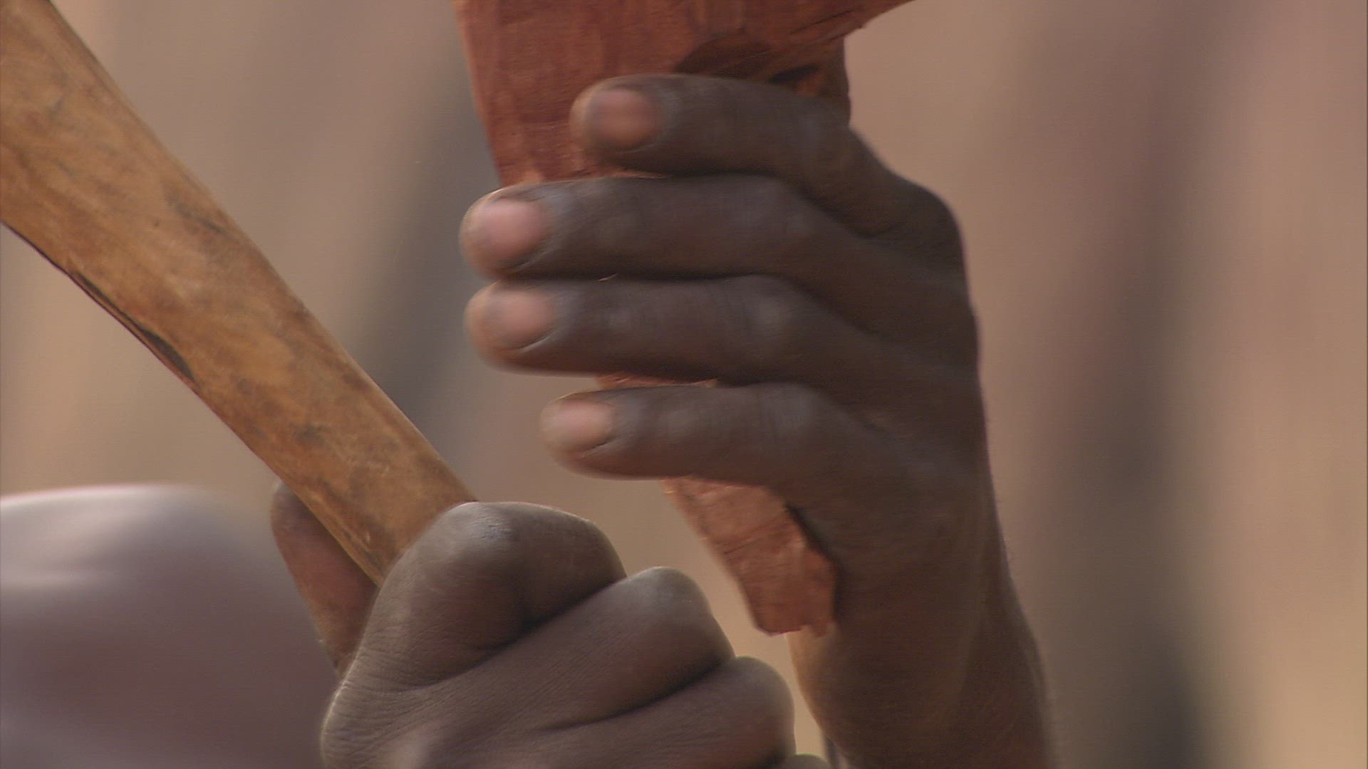 172611277 / Man / Chiselling / Wooden Sculpture / Zambia