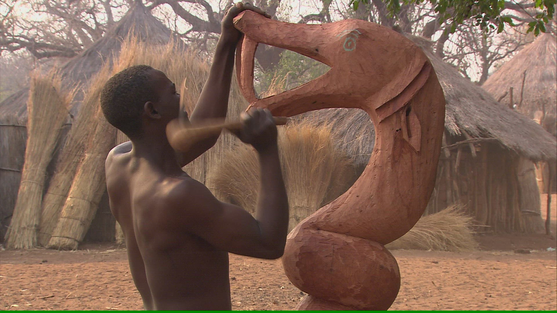 563553952 / Man / Chiselling / Wooden Sculpture / Zambia