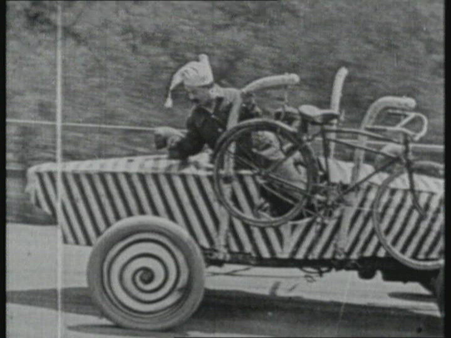 816642104 / Cycling / Historical Footage