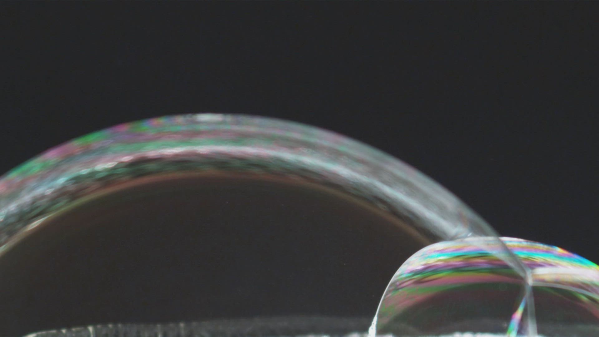 505831043 / Soap Bubble / Air Pocket