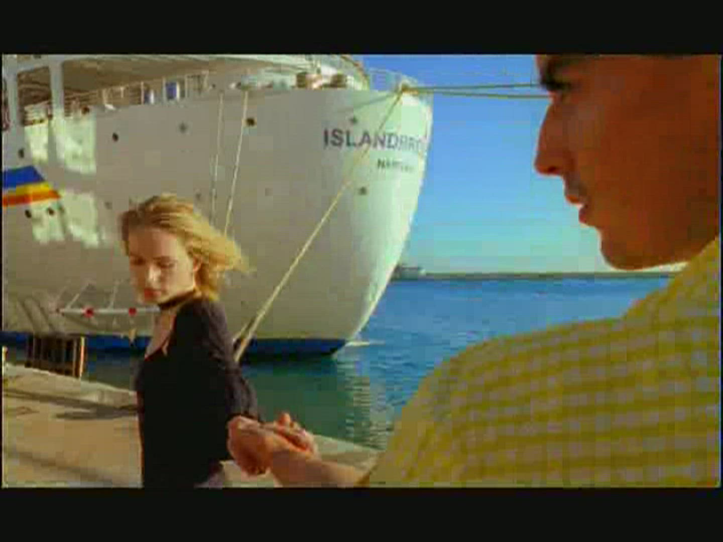 516990060 / Couple / Saying Goodbye