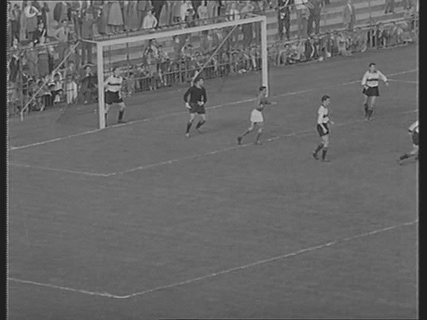 646525881 / Football Match / Italy / 1957