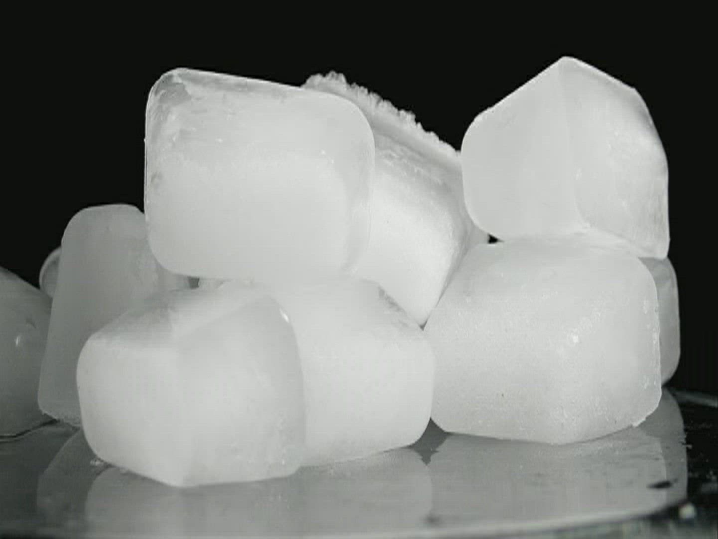 825955490 / Ice Cube / Melting / Compositing