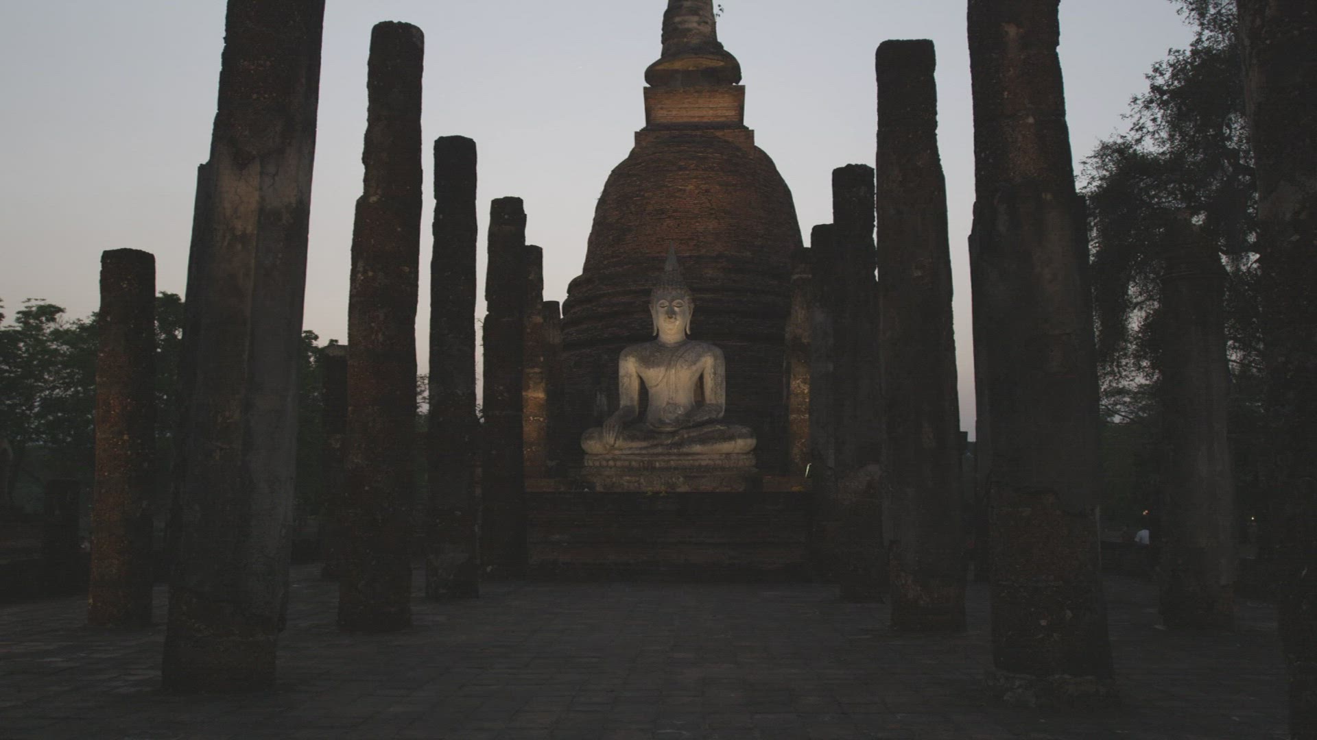 916816283 / Statue / Wat Sa Si / New Sukhothai / Thailand