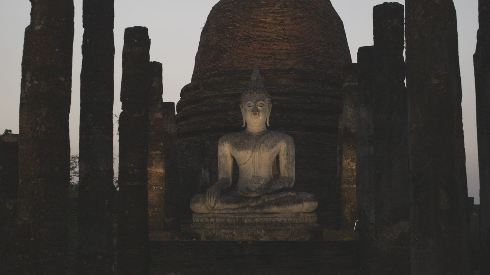 926129606 / Statue / Wat Sa Si / New Sukhothai / Thailand