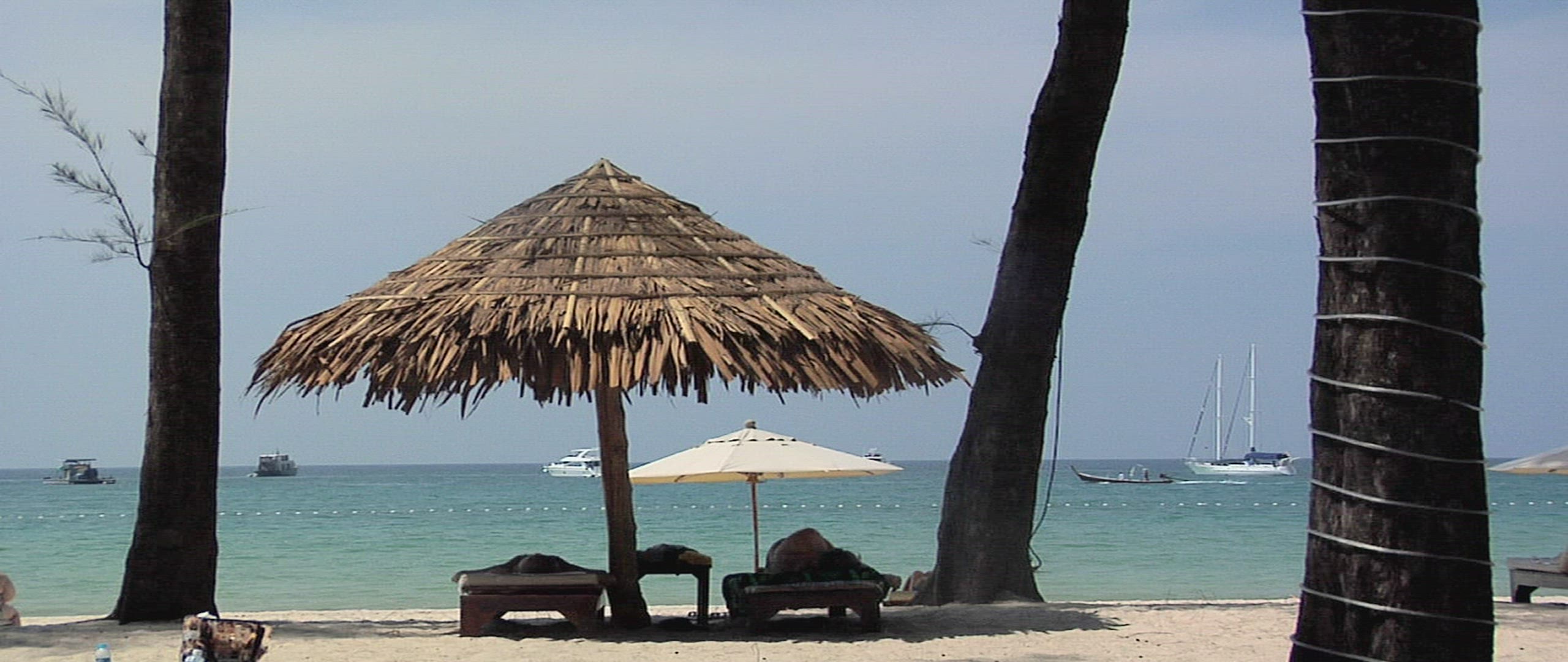 118135828 / Sunshade / Seascape / Phuket / Thailand