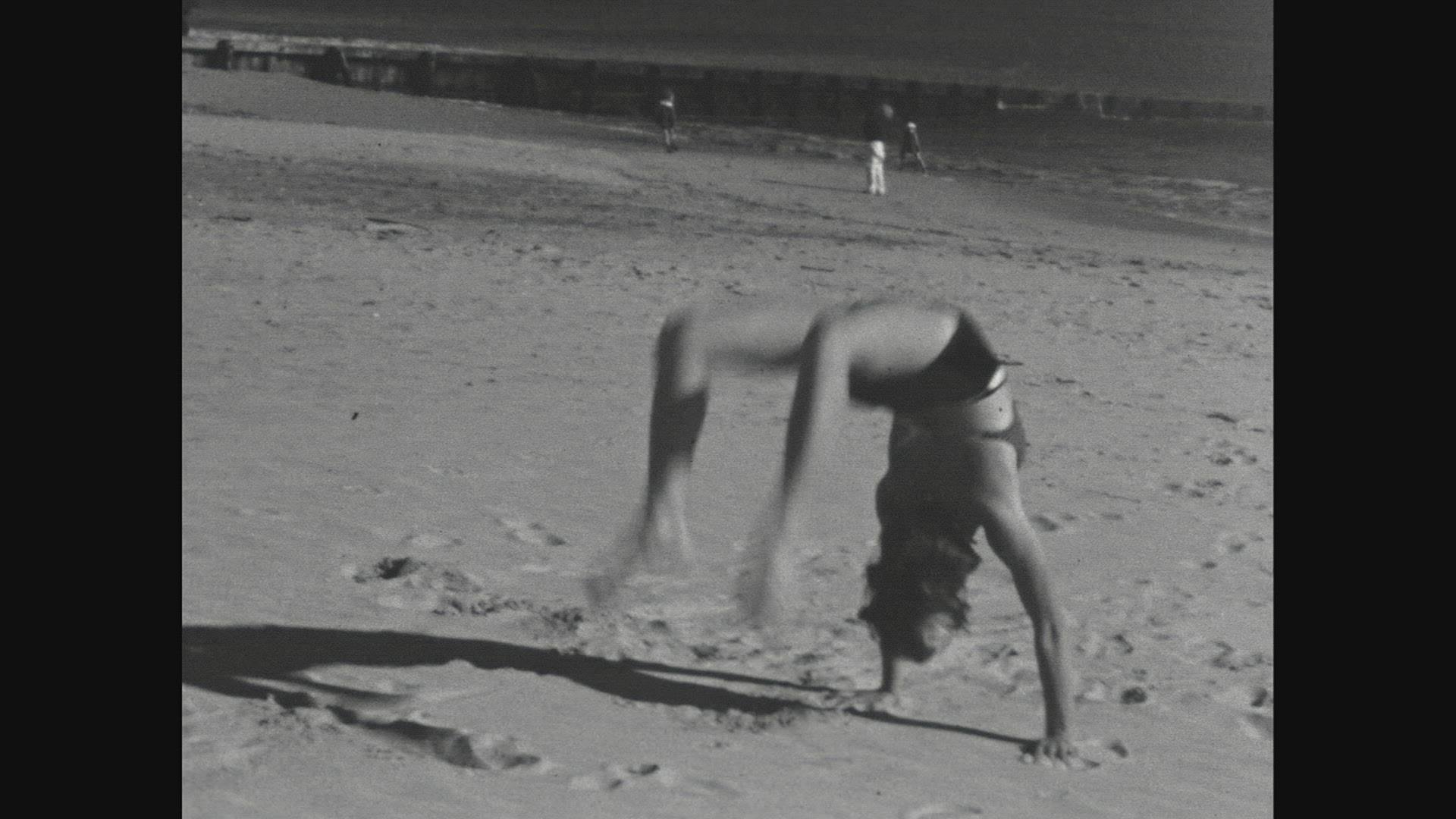 241146763 / People / Beach / Long Beach / USA / 1936