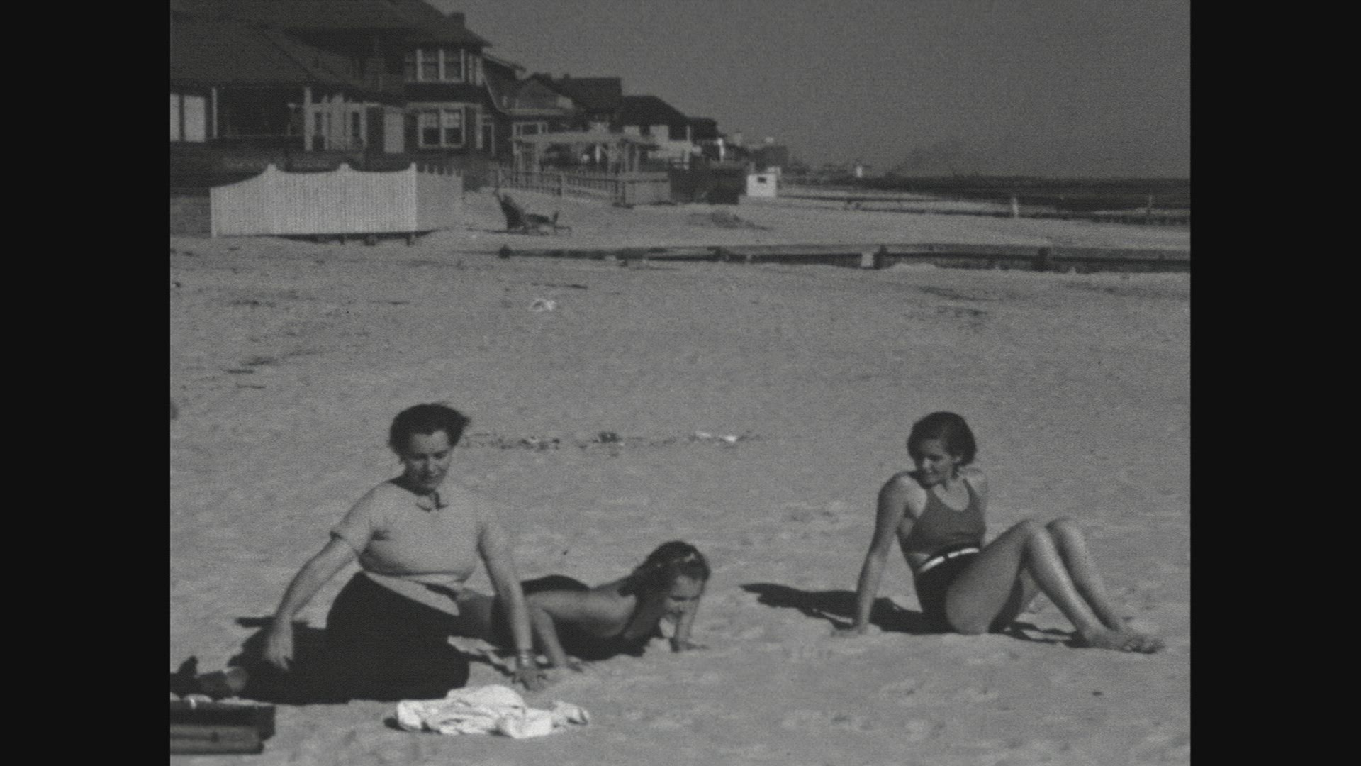 223767976 / People / Beach / Long Beach / USA / 1936