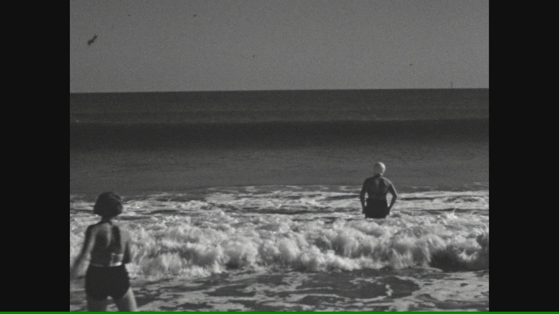 193162364 / People / Beach / Long Beach / USA / 1936