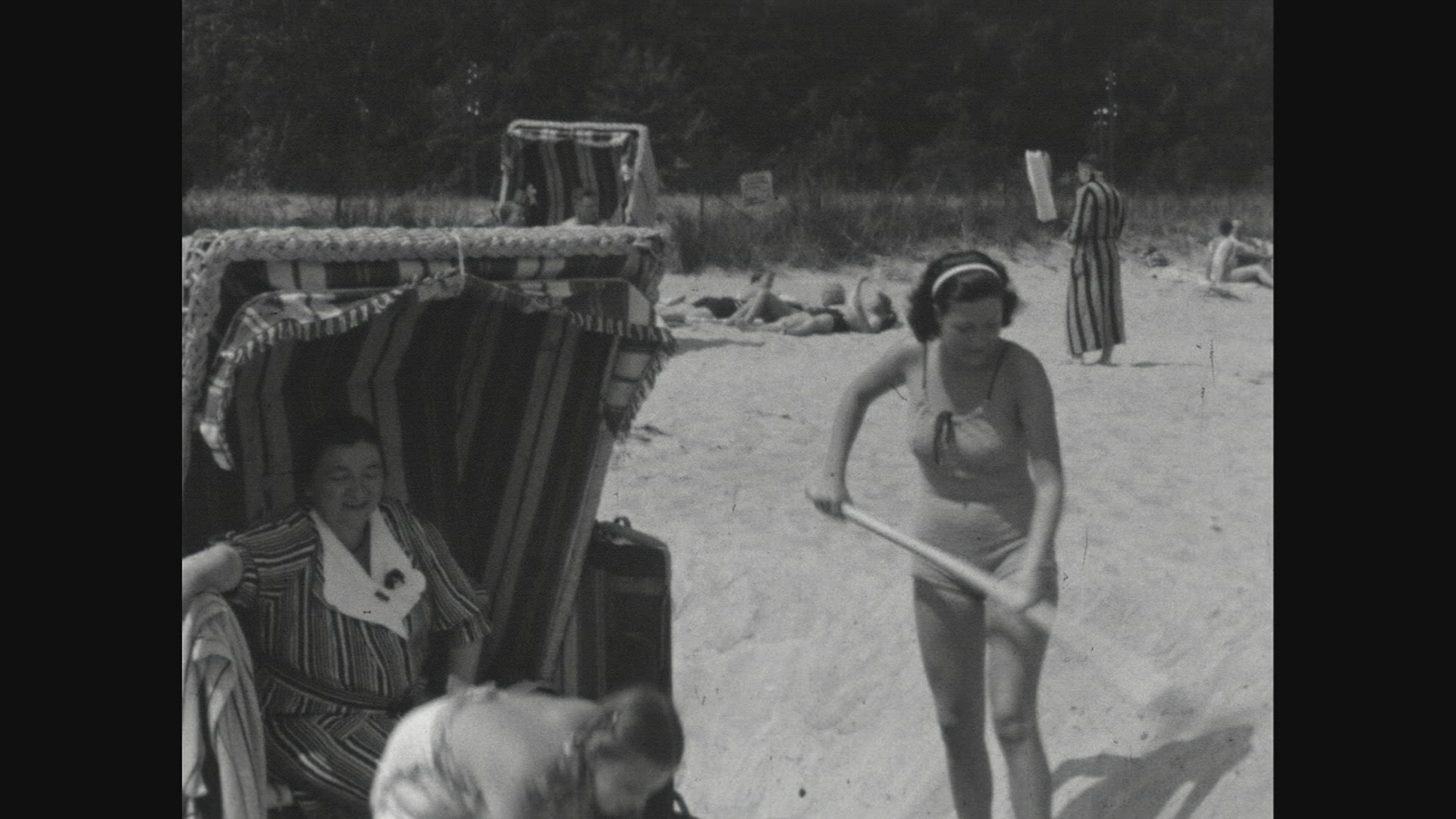 933268437 / Beach Life / Timmendorfer Strand / Germany / 1937