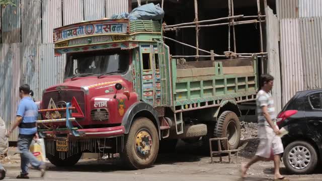 Mumbai_Workers Fill Up Truck_8I1A3913