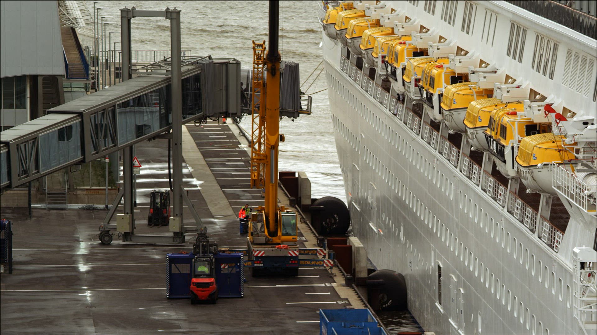 215344153 / Costa Magica / Harbor / Hamburg