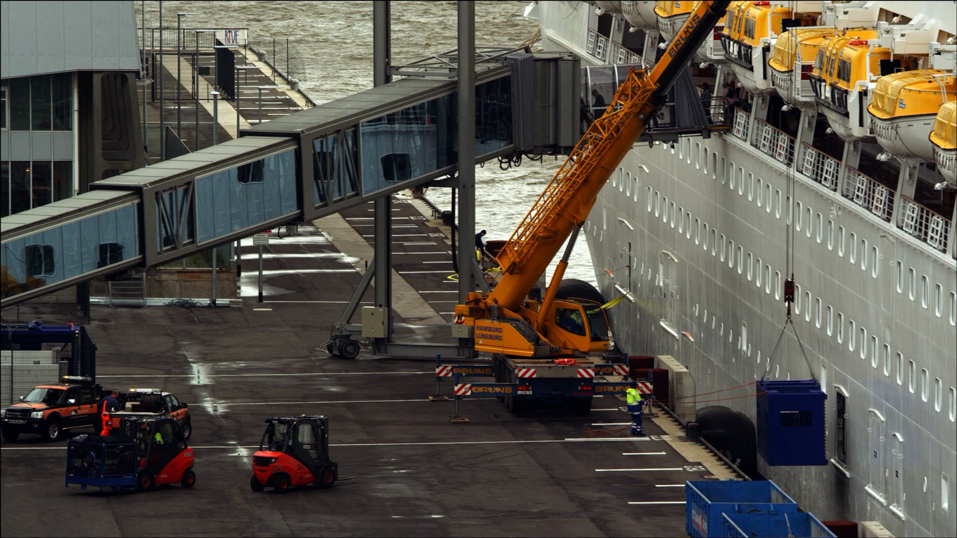 643601308 / Costa Magica / Harbor / Hamburg