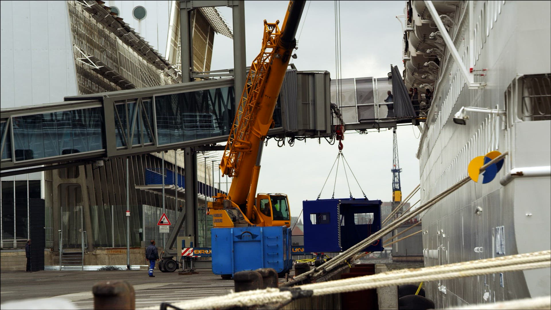 779492730 / Costa Magica / Harbor / Hamburg
