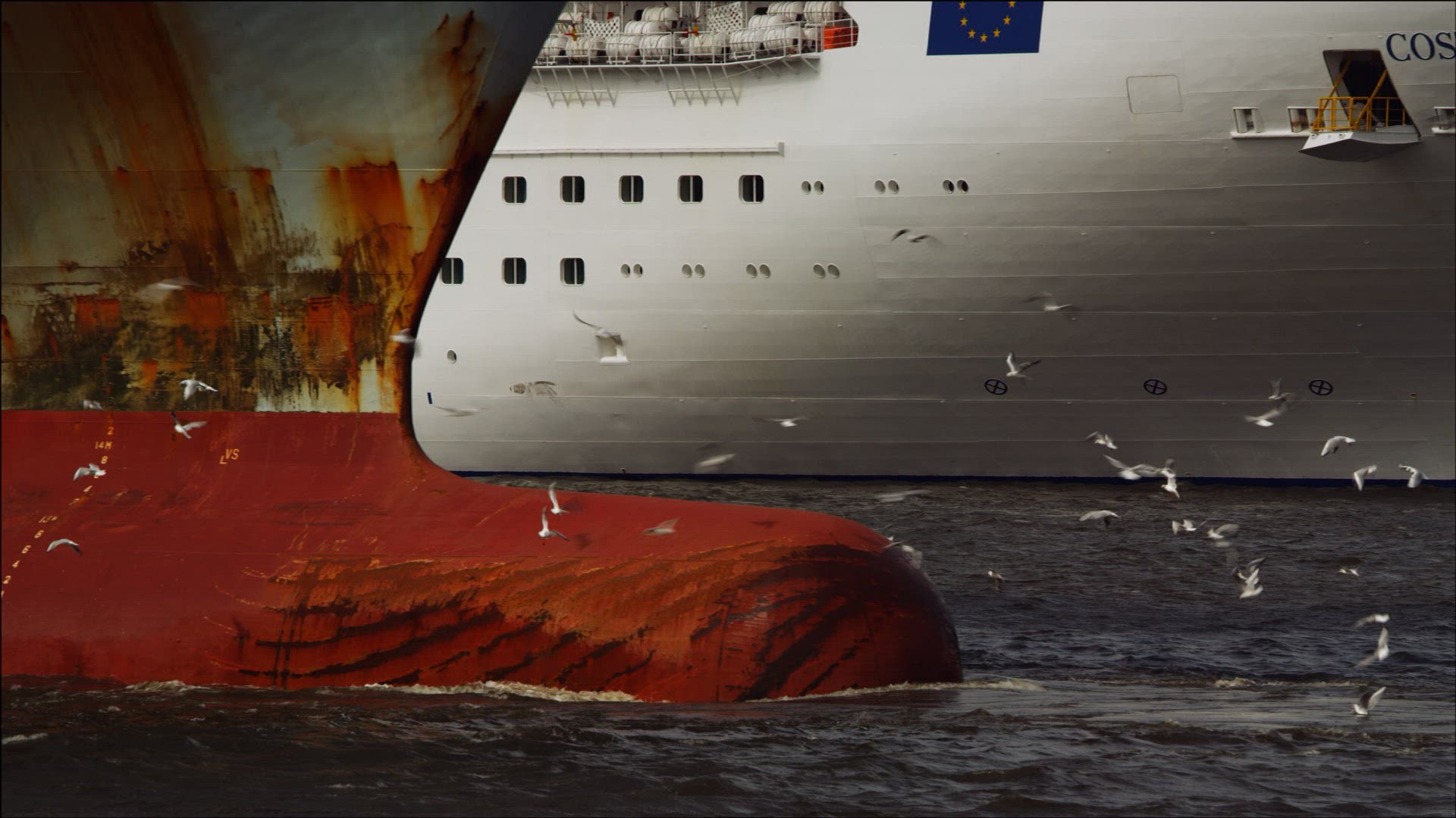 448249446 / Tugboat / Freight Transport / Harbor / Hamburg