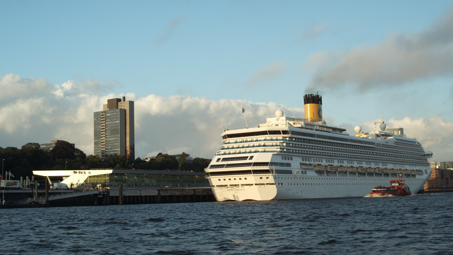 735176880 / Excursion Ship / Harbor / Hamburg