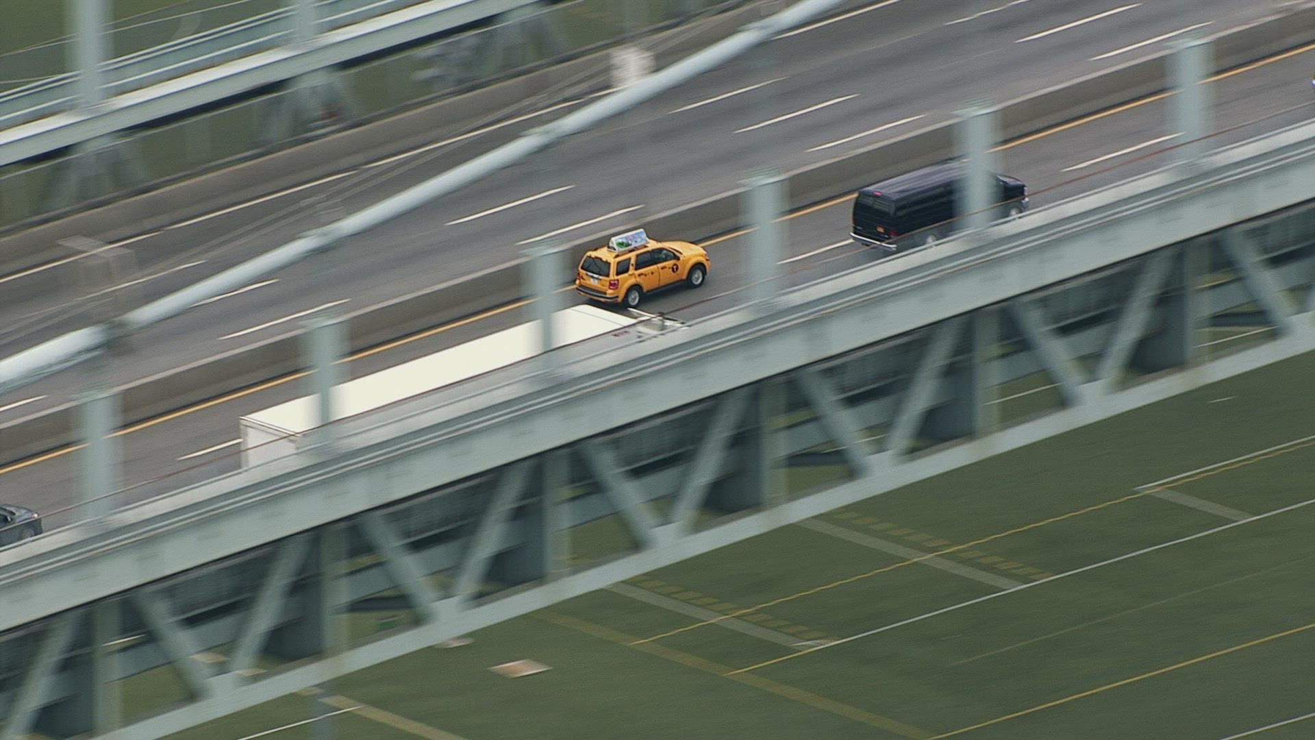 354174503 / Yellow Cab / Bridge / Traffic / New York City / Aerial