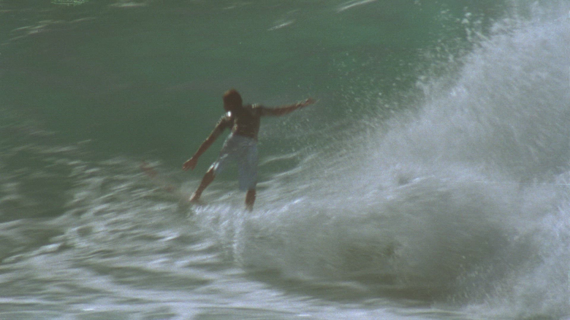 604350533 / Wave Riding / Extreme Sport