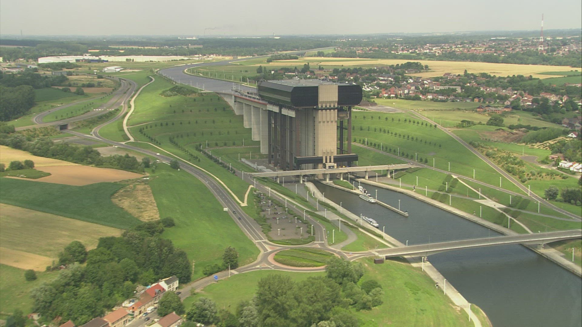 715564735 / Boat Lift / Wallonia / Belgium / Aerial