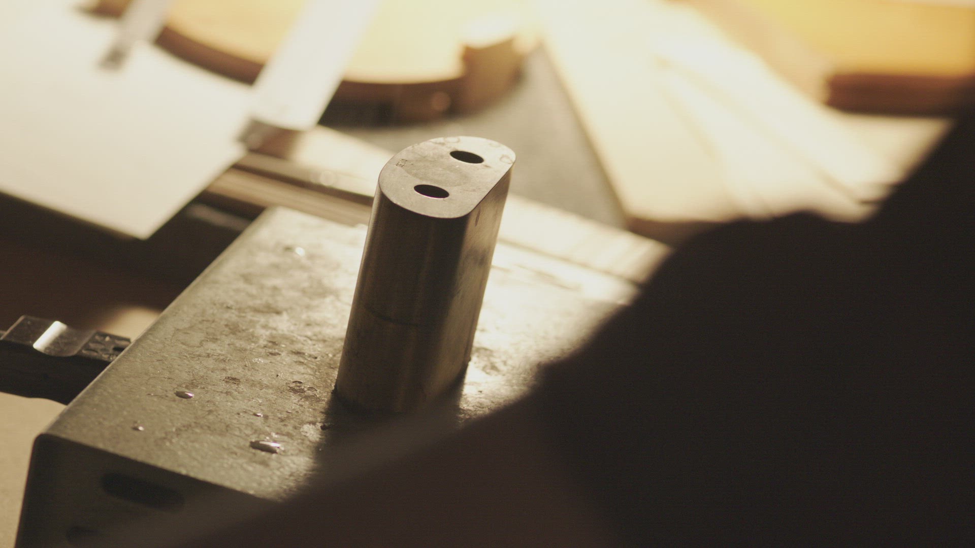 242116440 / Violin Making / Violin-Maker / Workshop