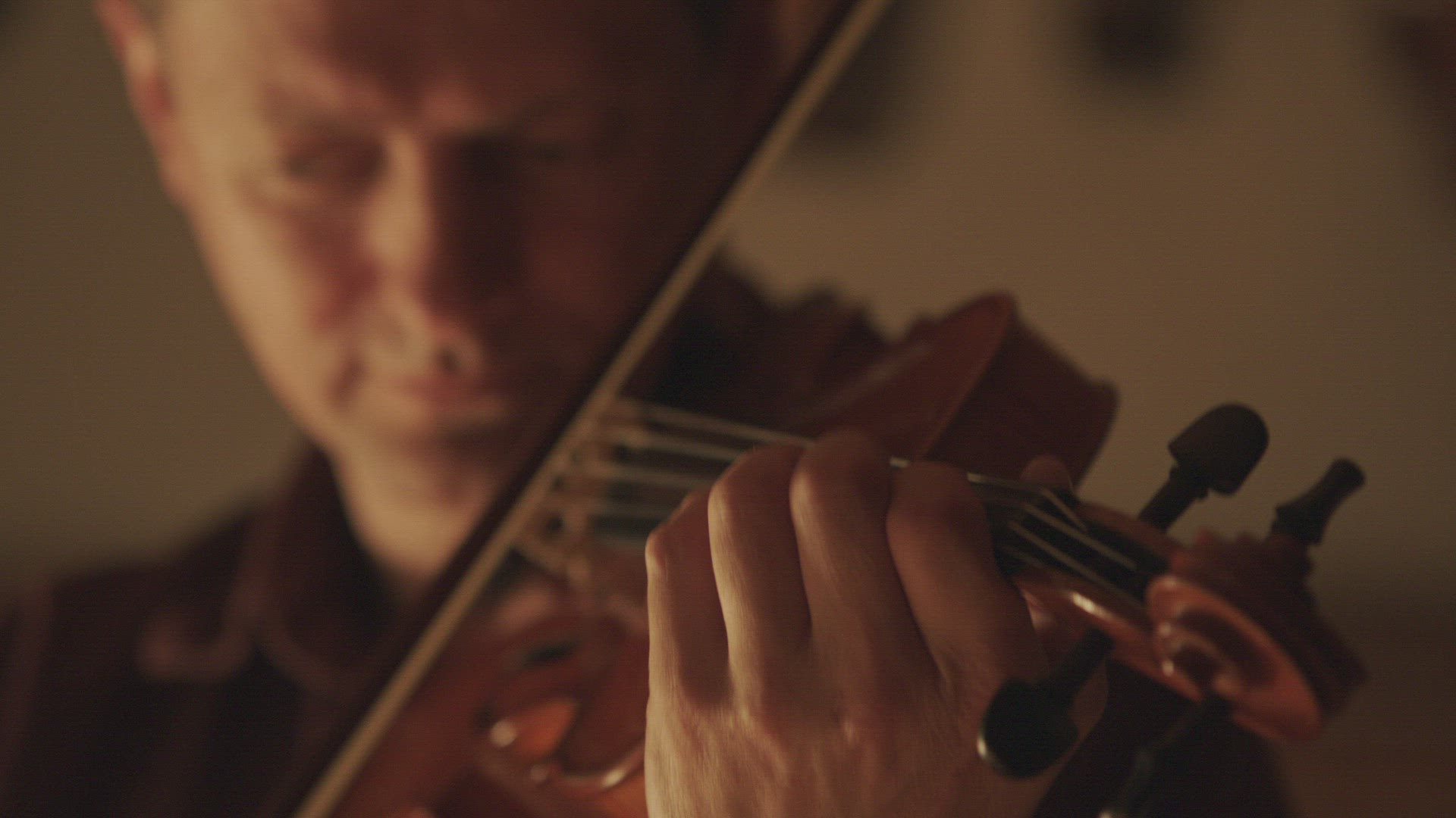 910617664 / Violin-Maker / Tuning / Making Music