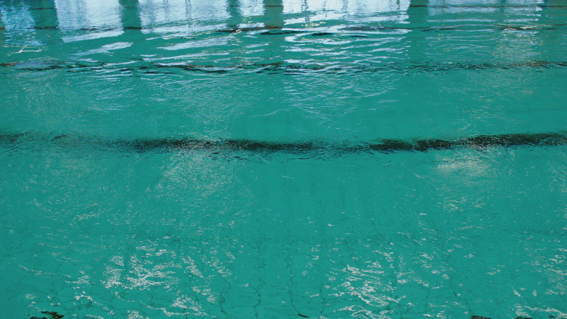 437688231 / Man / Public Swimming Pool / Munich / Slowmotion