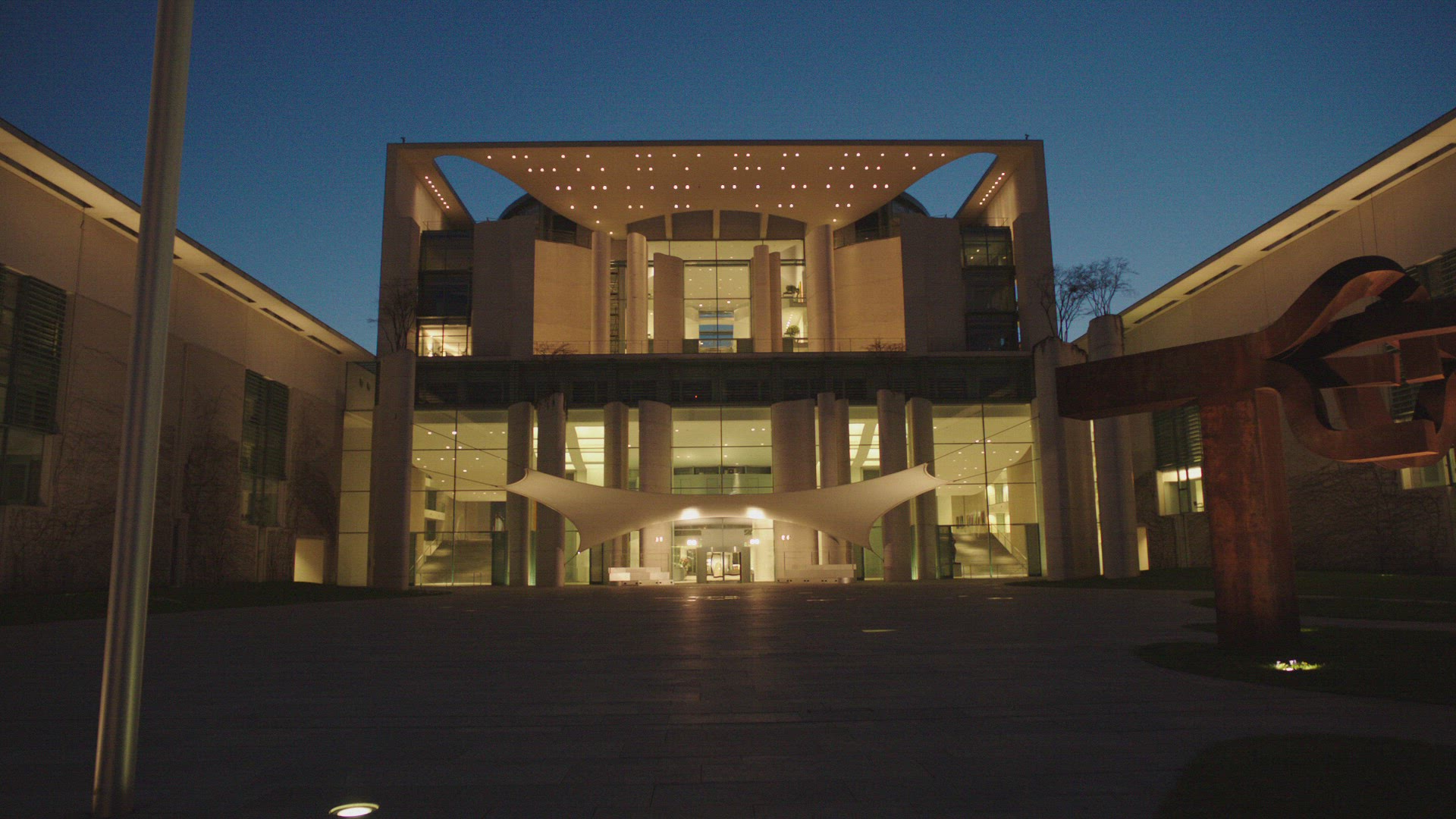 621315702 / Office of the Federal Chancellor / Evening / Berlin