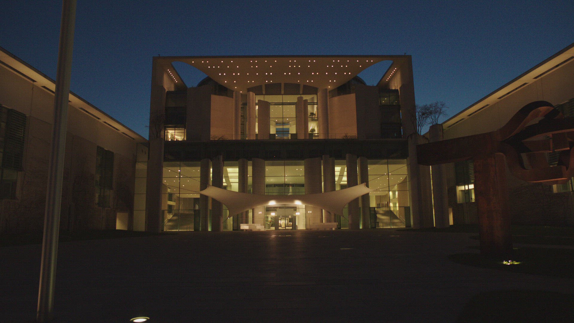 784151900 / Office of the Federal Chancellor / Evening / Berlin