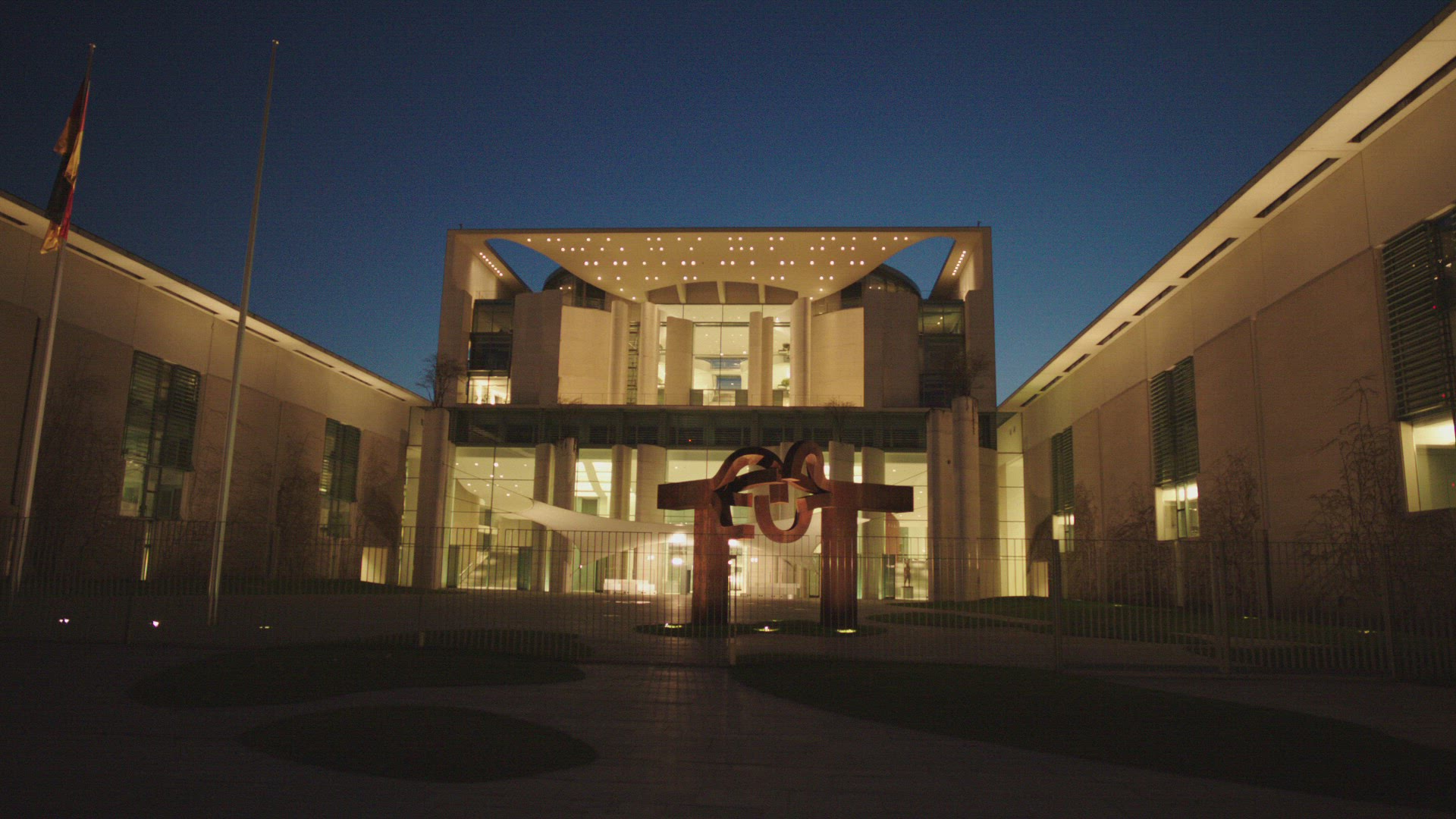 811411978 / Office of the Federal Chancellor / Evening / Berlin