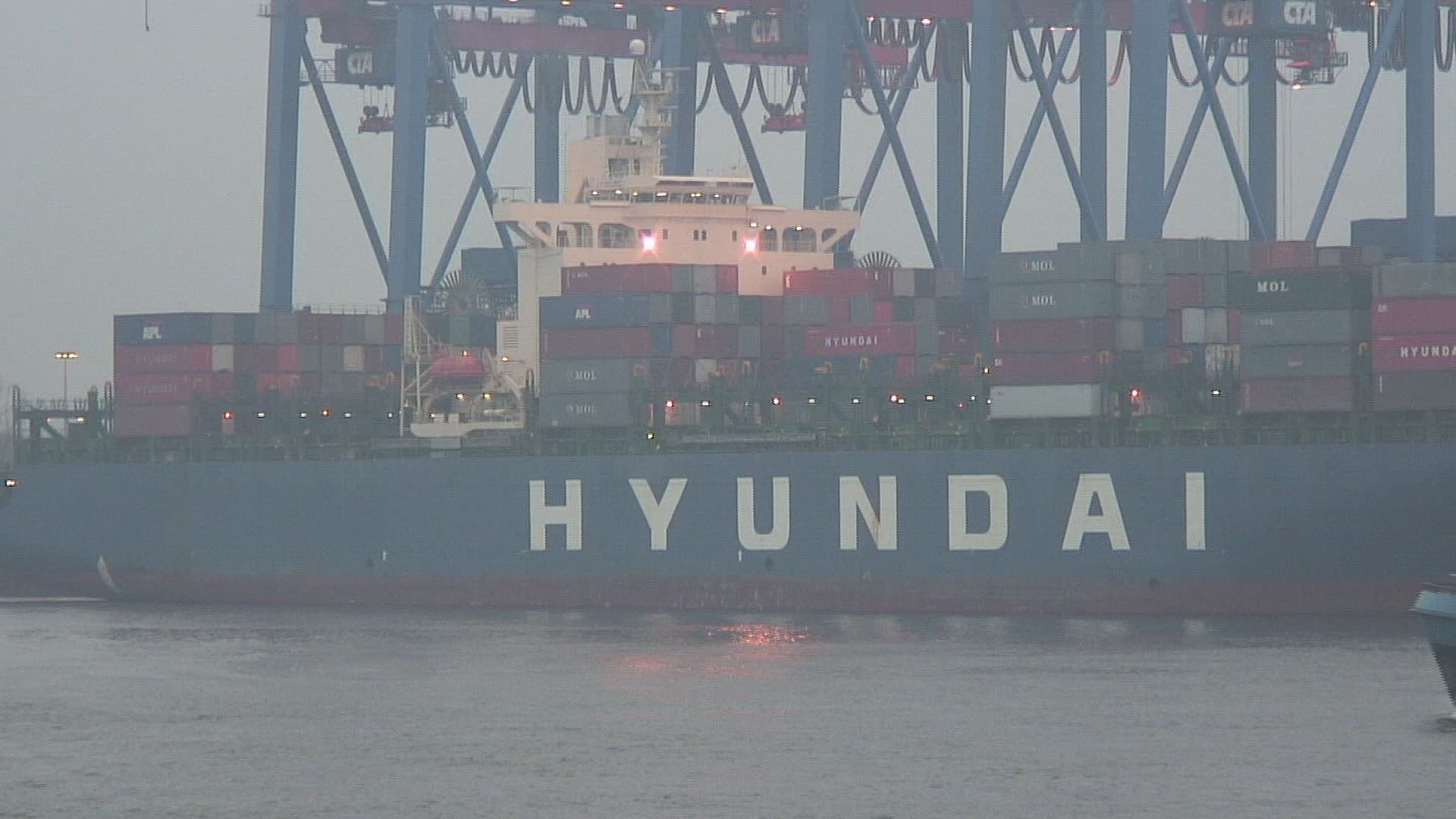 184810571 / Altenwerder Container Terminal / Hamburg / Germany