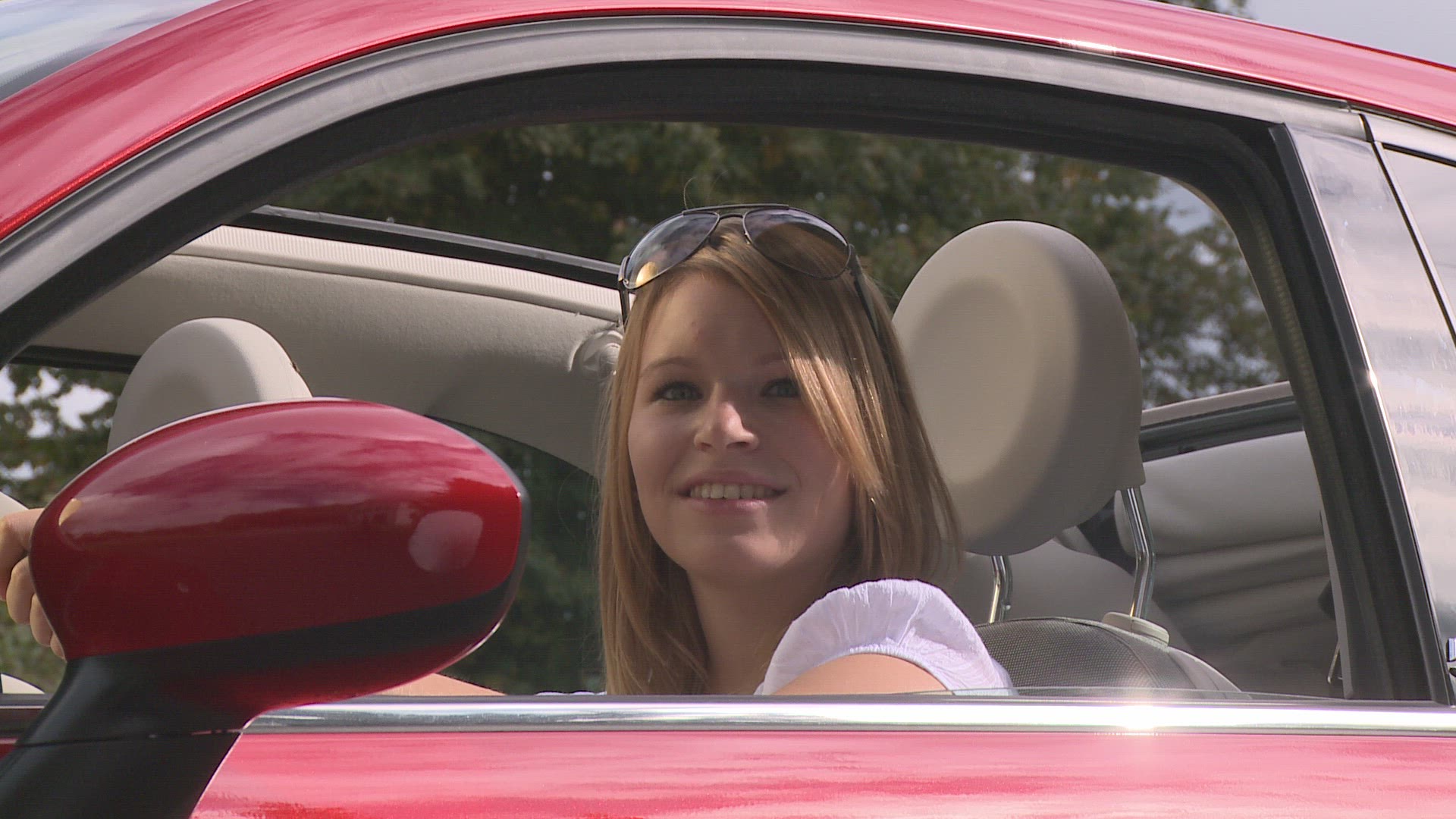 155794990 / Woman / Car / Germany