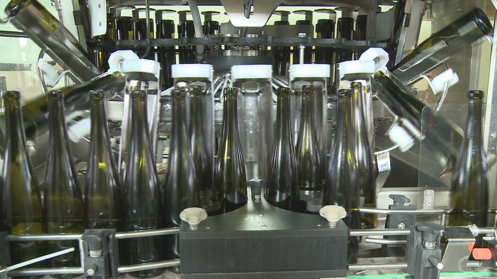 241699448 / Wine / Wine Bottle / Bottling Plant