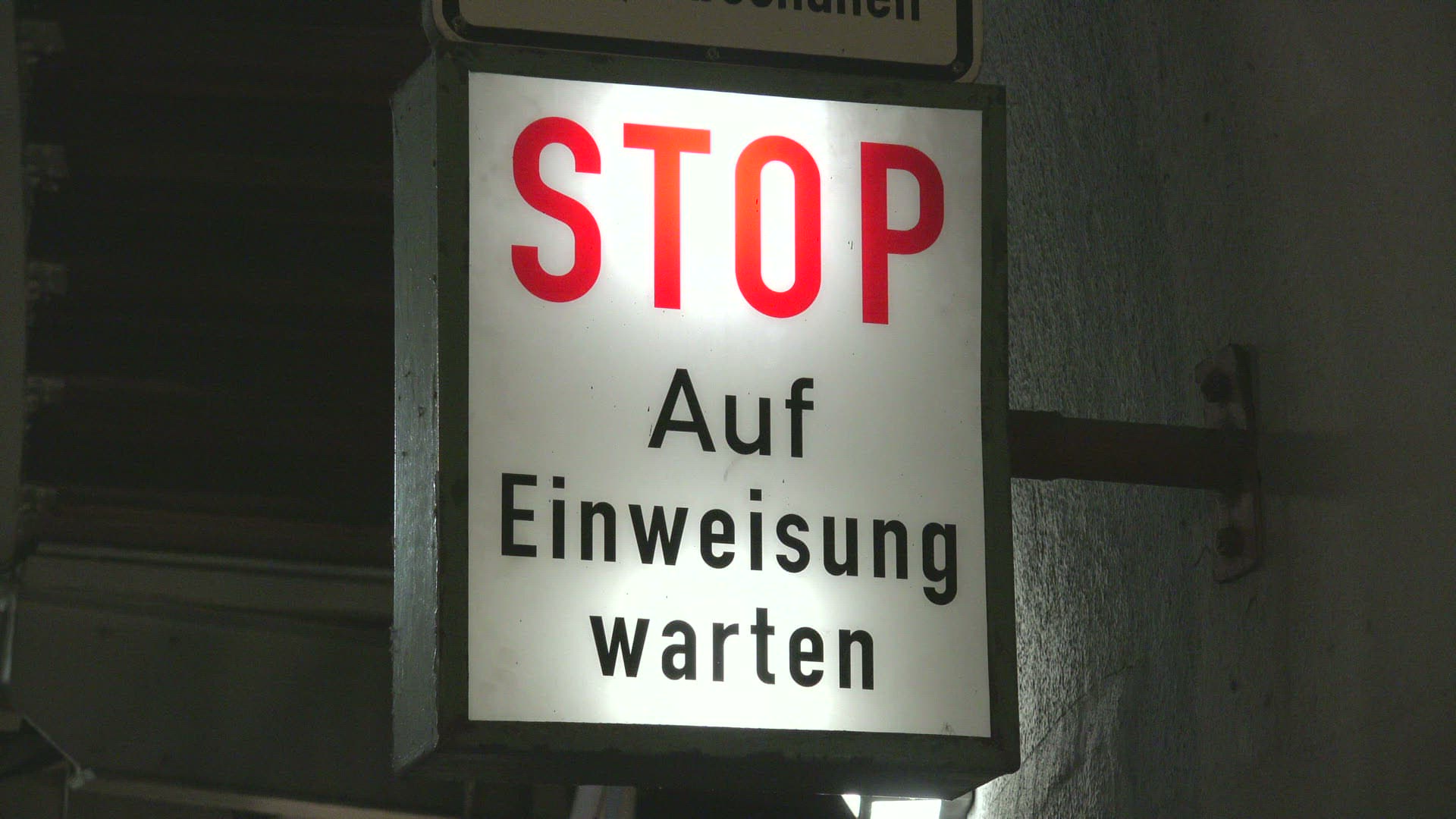 110427825 / Sign / Elbe Tunnel / Hamburg