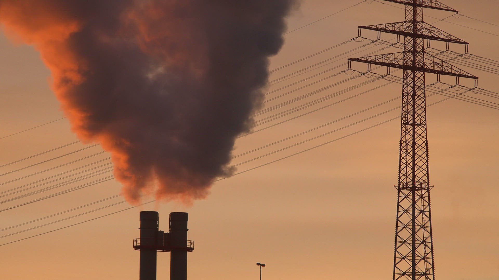 812185882 / Factory / Smoke / Port of Hamburg / Germany