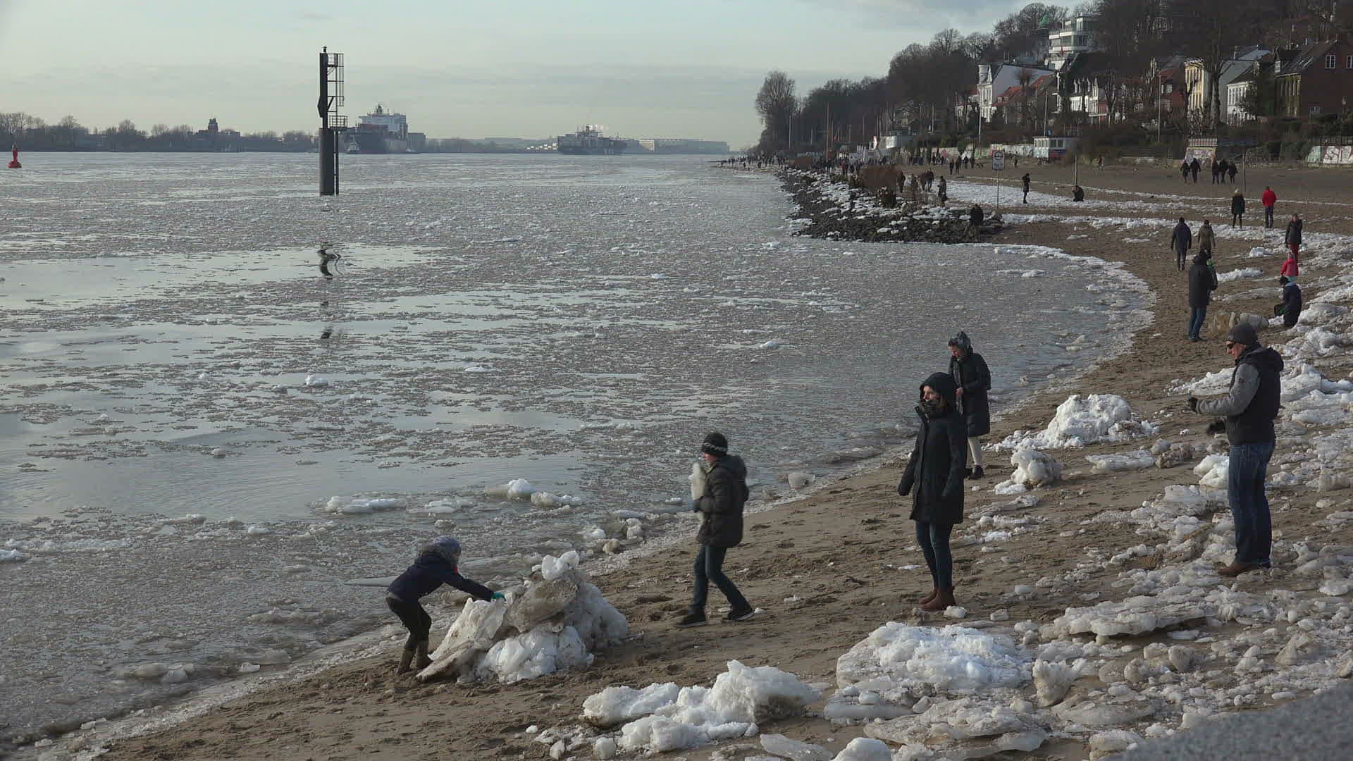 284969385 / Elbe / Winter / Hamburg / Germany
