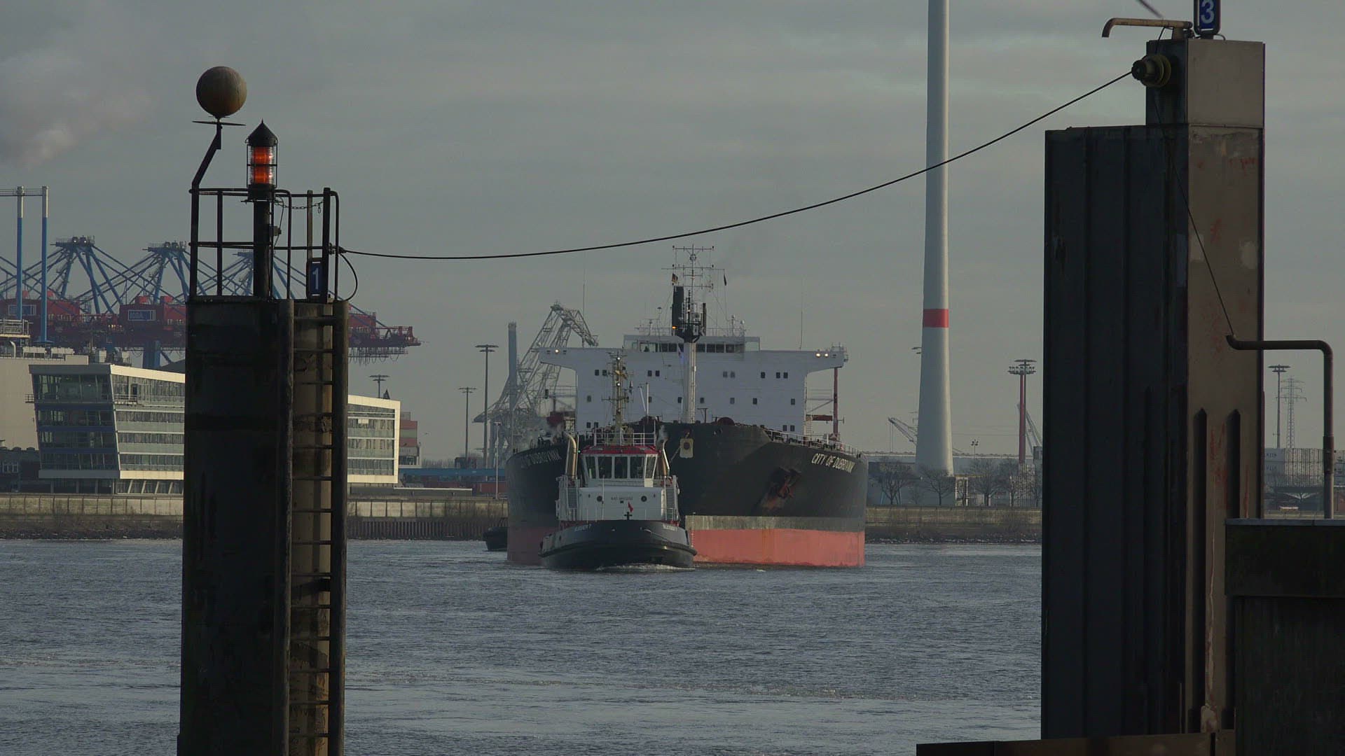 208720833 / Port of Hamburg / Elbe / Germany