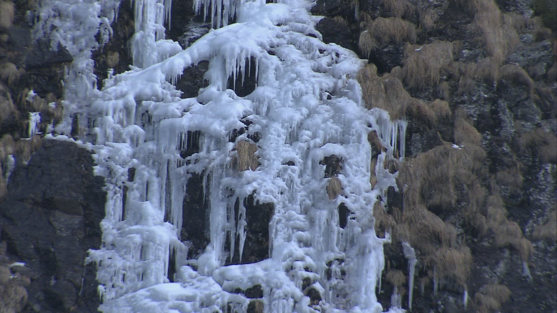 222230038 / Waterfall / Frozen / Austria