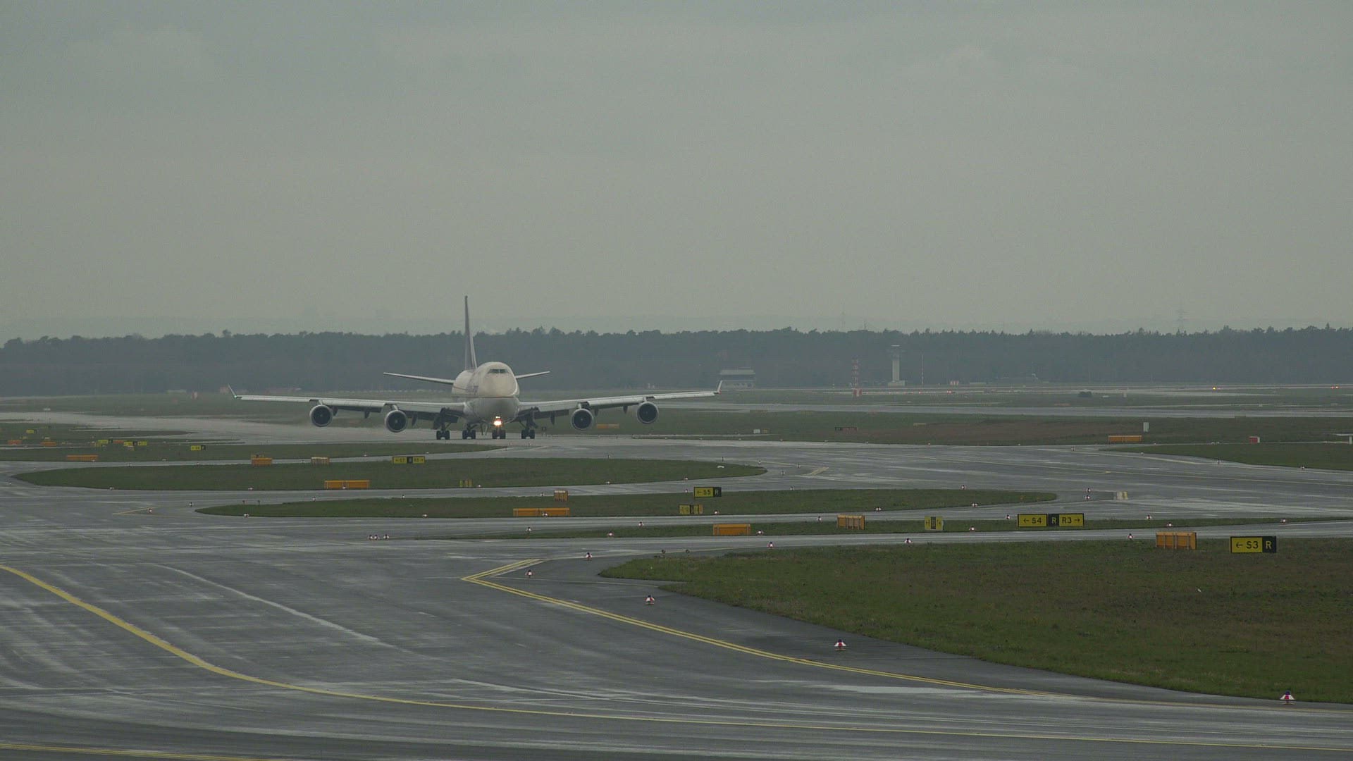 773005894 / Aeroplane / Frankfurt International Airport / Germany