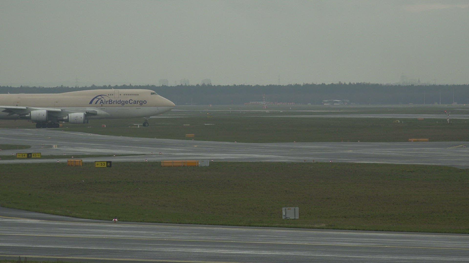 666623553 / Aeroplane / Frankfurt International Airport / Germany