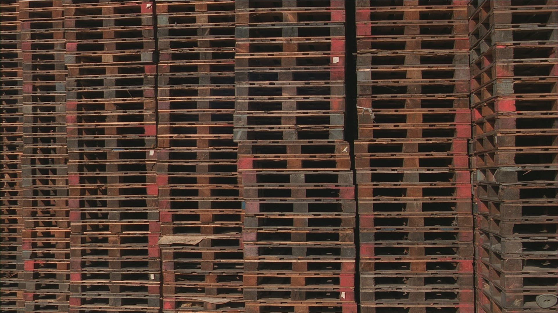 592515170 / Palette / Pile / USA